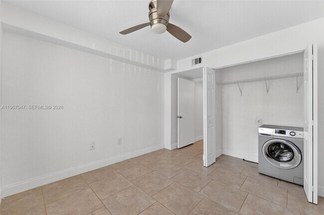 Building Photo - 2841 N Oakland Forest Dr