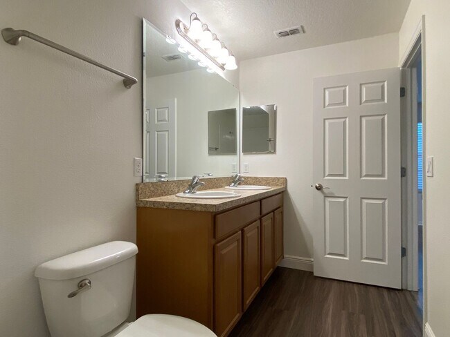 Building Photo - Beautiful 3 Bed/2.5 Bath Townhome in the Desirable City of Casselberry!!