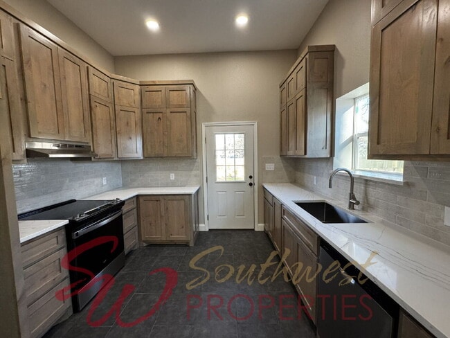 Building Photo - Freshly Remodeled 3 Bed / 2 Bath – Close to Campus | Pets Welcome!