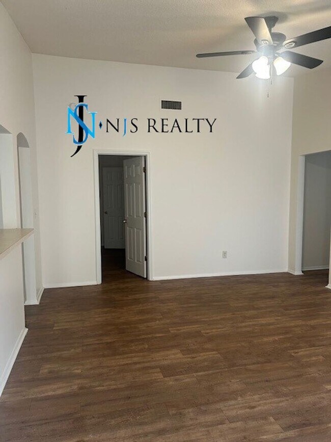 Building Photo - GORGEOUS 3/2 1200 sq ft home with FRESH PA...