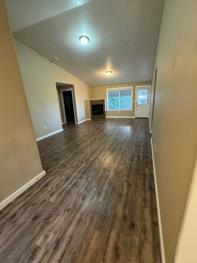 Building Photo - Gorgeous 4 bedroom, 2 bath, Albany