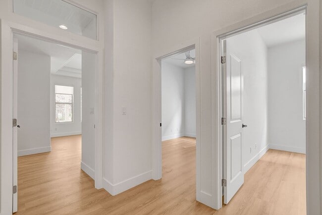 Building Photo - Popular Seven Hills Area, 1-Story, Complet...