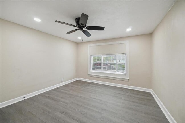 Building Photo - 218 E Fayle Ave