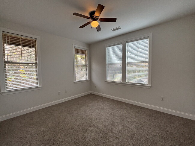 Building Photo - 5565 Colonial Chatsworth Cir