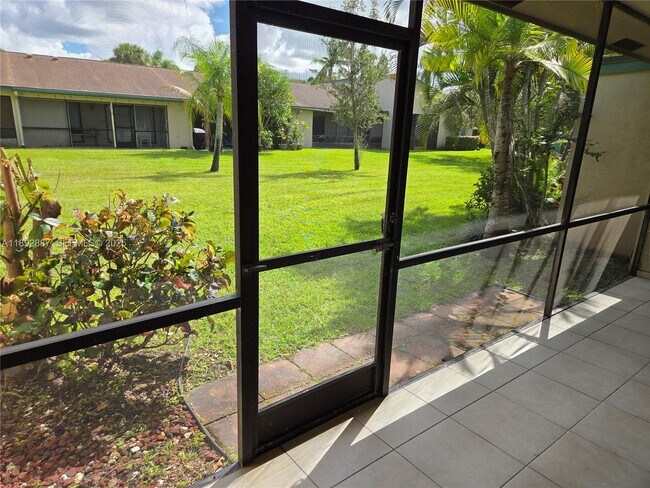 Building Photo - 460 Lakeview Dr