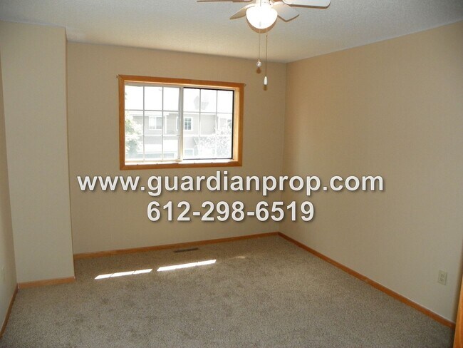 Building Photo - Townhouse Available June 1st, Open Floor Plan, Fireplace, Patio, Attached Garage