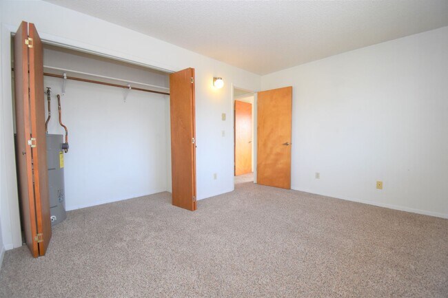 Building Photo - Top Floor Large 2 bedroom 1 bathroom apart...