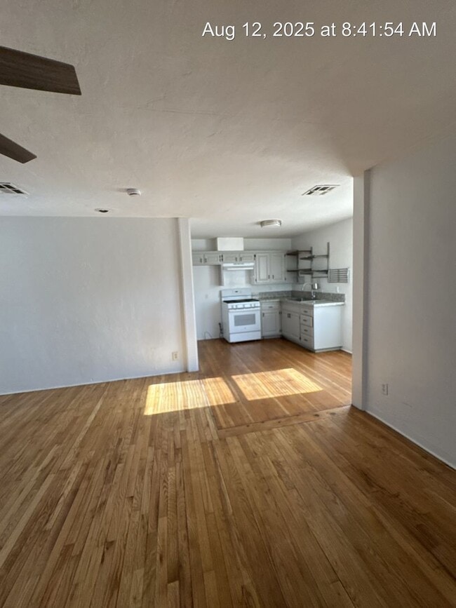 Building Photo - 2 Bedroom Home! Available Now!