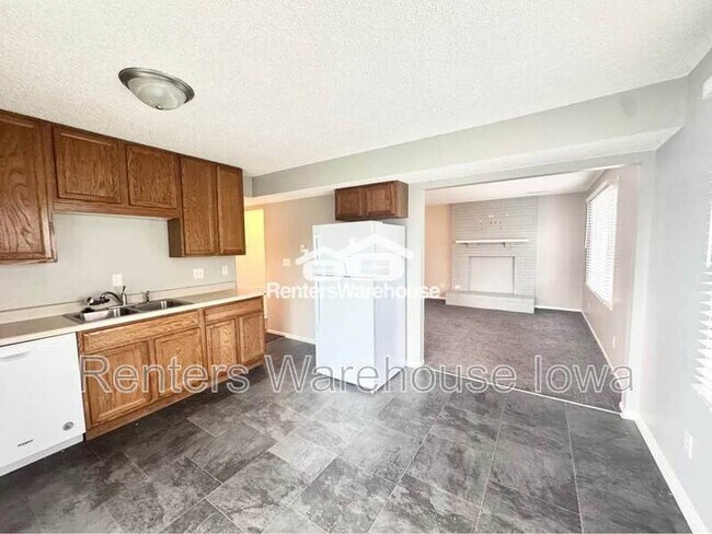 Building Photo - 2112 E Caulder Ave