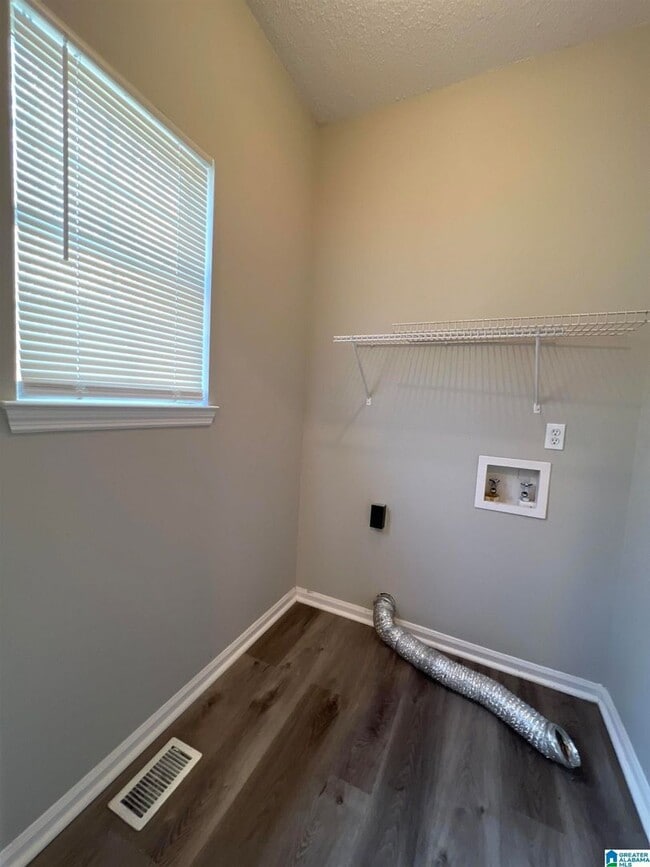 Building Photo - Beautifully Maintained 3BR Home with Extra Living Space