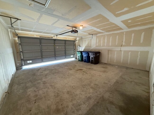 Building Photo - Nice 3 bedroom 2 Bath One Story Home..Avai...