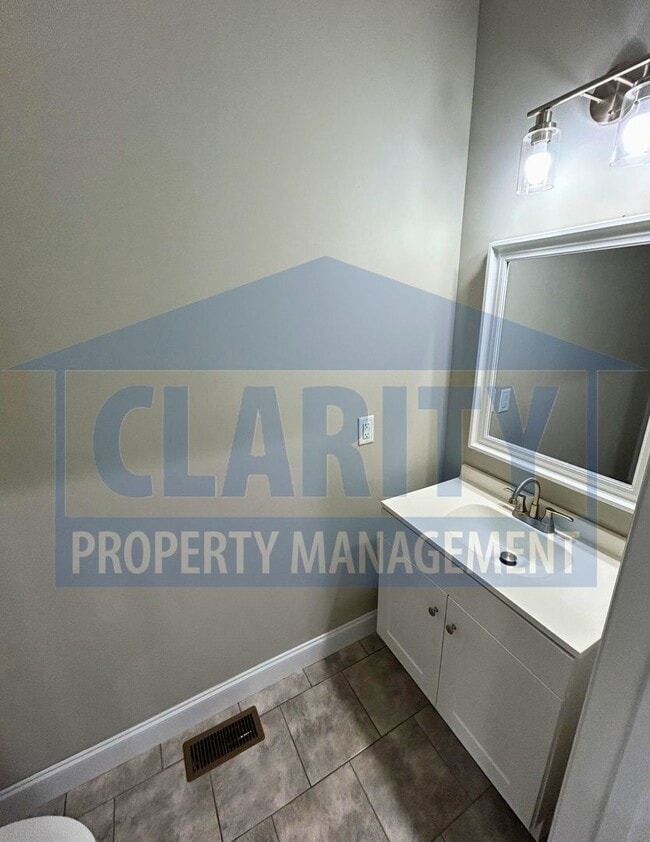 Building Photo - Two-bedroom Townhome!