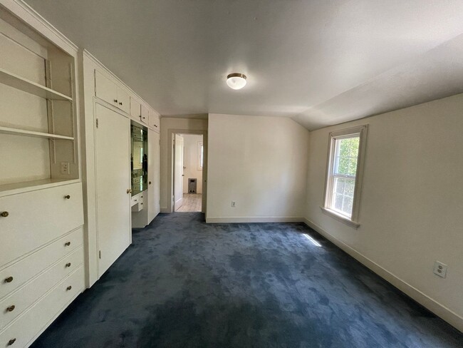 Building Photo - 4 bed/2 bath premier near UO Campus home w...