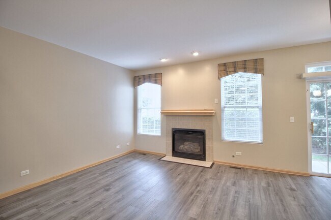 Building Photo - 1925 Crestview Cir