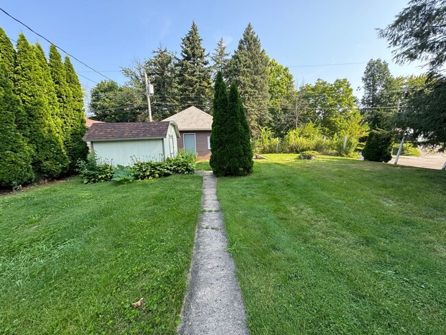 Building Photo - Spacious 2BR Duplex with Laundry Hookups + Big Yard