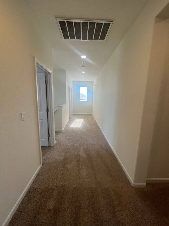 Building Photo - 4 Bedroom 2, Bath, 2900 sqft. w/t Separate 1 Bedroom 1 Bath Guest Quarters for Lease.