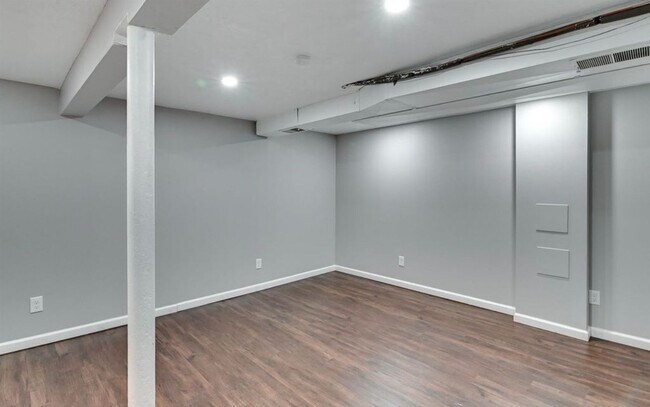 Building Photo - Beautiful & Spacious 3 Bedroom, 2 Bathroom Home in South Omaha – 1,872 Sq Ft