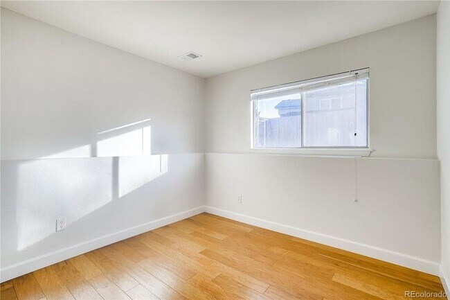 Building Photo - Lovely Louisville Home for Lease! Darling Dutchcreek Home on Dahlia!