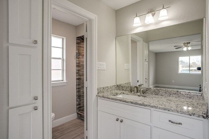 Master Bath - 2311 Blackhaw Ct