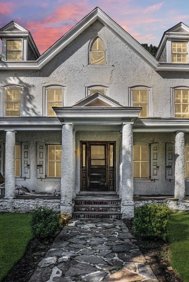 Building Photo - Updated 4 Bed / 2 Bath - Quiet Location, P...