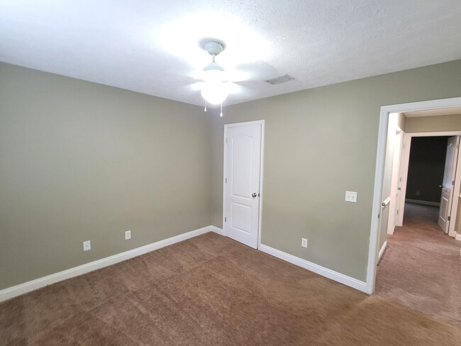 Building Photo - Cherokee Heights - 3 BR|2 BA w/ 2 Car Garage!