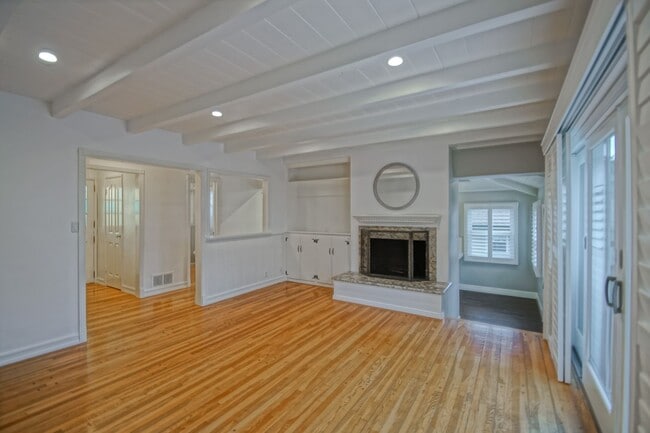 Building Photo - BEAUTIFULLY REMODELED, BRIGHT & AIRY HILLS...