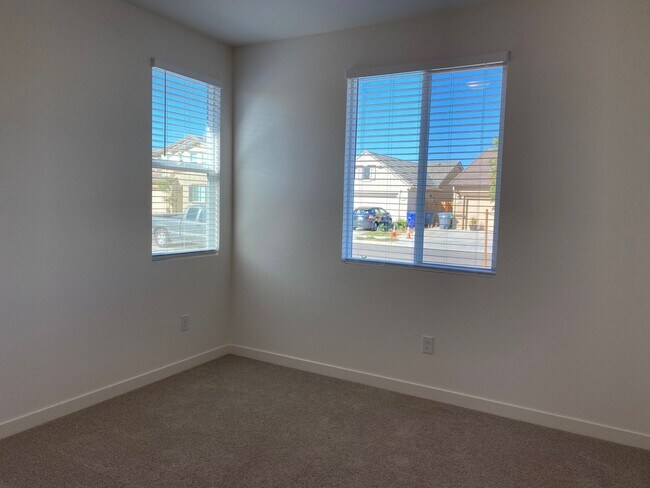 Building Photo - LIKE NEW!  3 BEDROOM, 2 BATH HOME FOR RENT