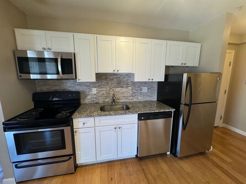 Building Photo - 53 Chelsea St