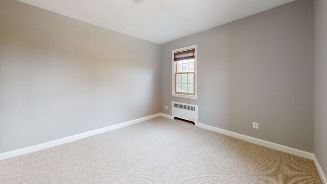 Building Photo - *ONE MONTH'S RENT FREE* Top Floor Updated ...