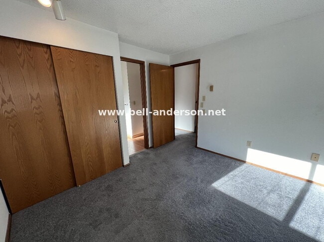 Building Photo - 2 Bedroom, 2 bath condo