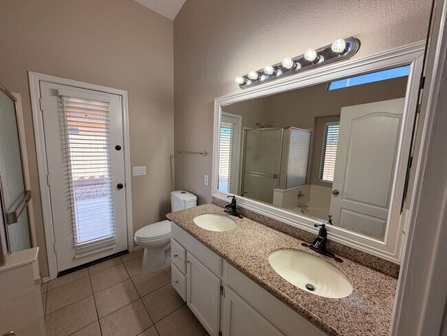 Building Photo - Beautiful 3 Bed / 2 Bath Surprise Home with *NO Carpet*