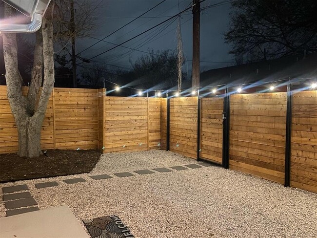 Building Photo - 2102 E 2nd St