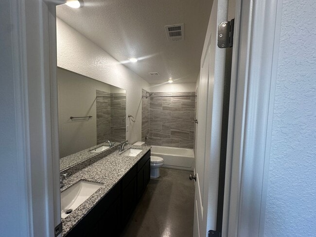 Building Photo - 3 Bedroom and 2 Full bathroom Duplex in Co...