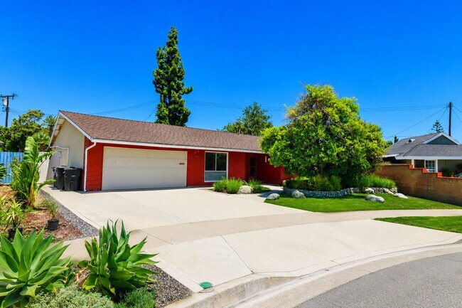 Building Photo - Large 6 Bedroom - Huge Yard - Students Welcome