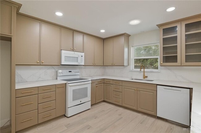 Building Photo - 19 Fern Ave W