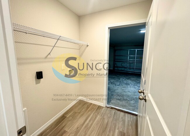 Building Photo - Luxury Home & Free to Apply!