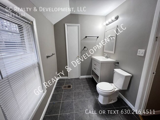 Building Photo - ***3LINCOLN PARK - COACH HOUSE / 2 BDRM + ...
