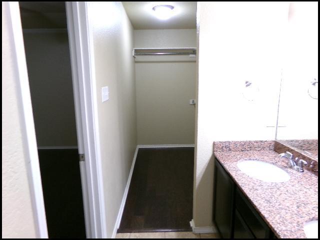 Building Photo - 9112 Pleasant Valley Dr