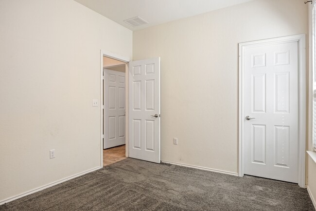 Building Photo - 805 Sandhill Branch Dr