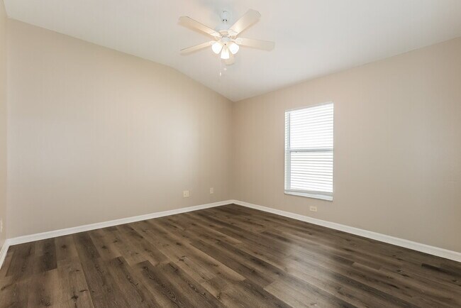 Building Photo - 10445 Meadow Spring Dr