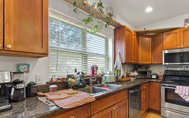 Building Photo - Bright & stylish end-unit 2 Bedroom 1.5 Ba...