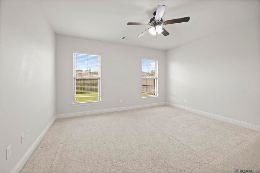 Building Photo - 471 Lake Breeze Dr