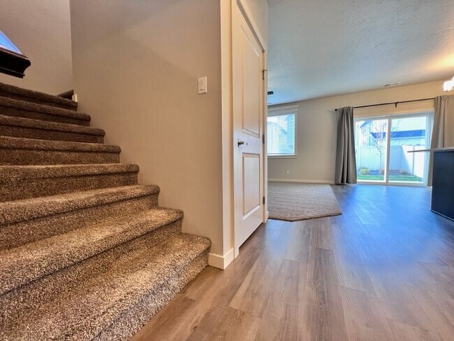 Building Photo - Beautiful Home in Meridian! Solar Power and Landscaping included.