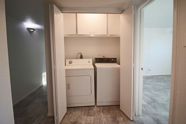 Building Photo - Spacious 2 bedroom 1 bath townhouse in San...