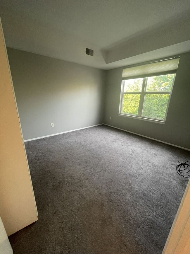 Building Photo - Three Bedroom Two Bath Condo | Laundry, Parking, & Central AC