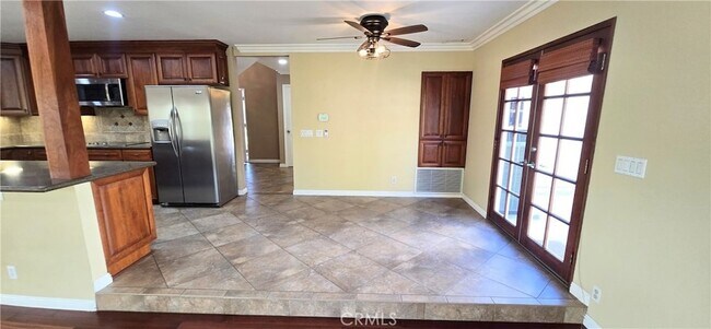 Building Photo - 1400 Post Rd