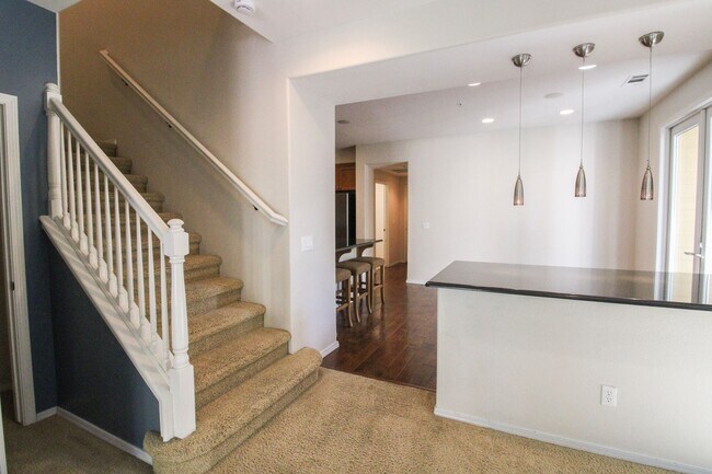 Building Photo - 4 bedroom 2.5 bathroom condo in Broad Street Village Complex