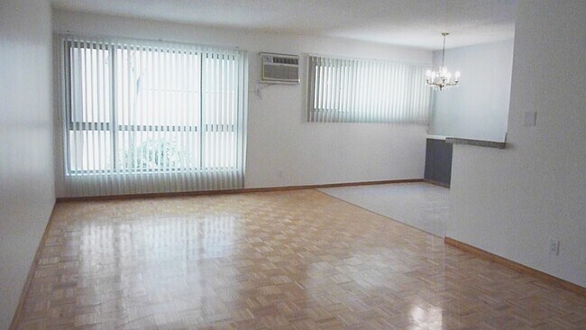 Building Photo - 2055 Rodney Dr