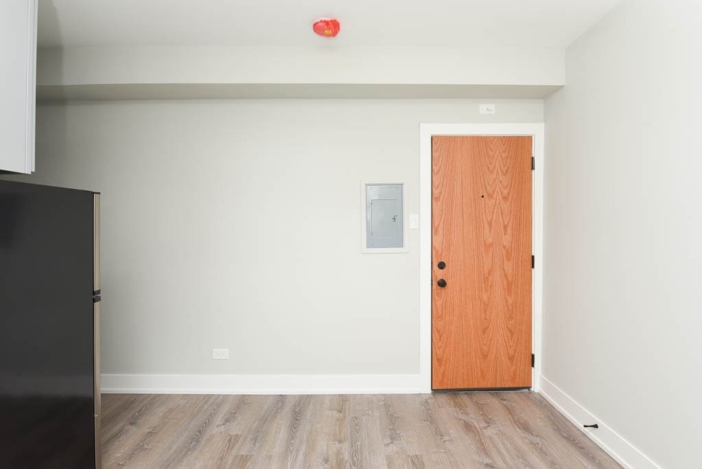 Building Photo - 508 W Belmont Ave