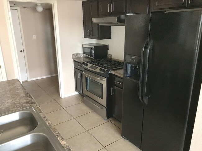 Building Photo - West El Paso 3 bed refrig A/C Home with Bonus Loft and Solar!